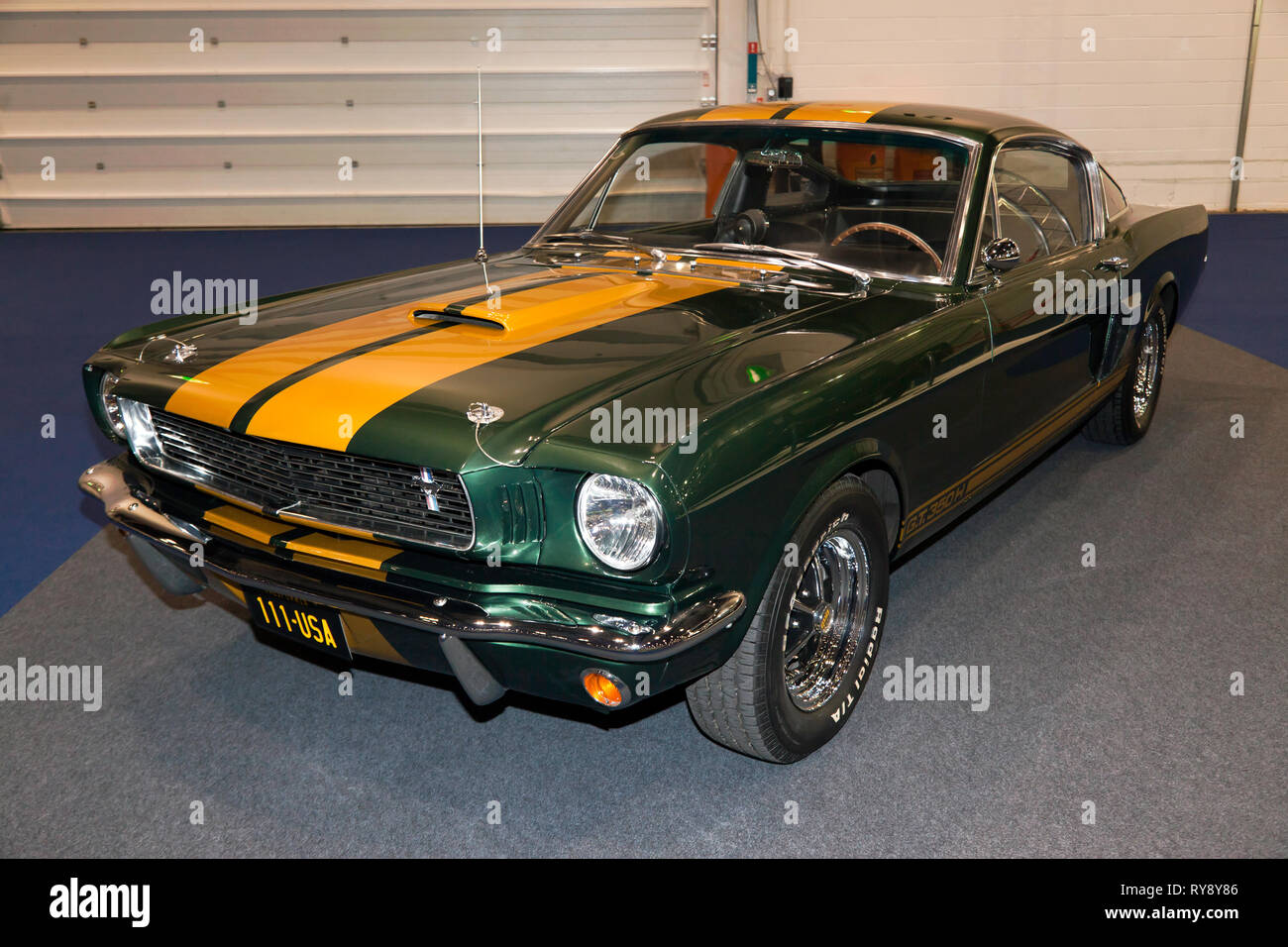 Drei Viertel der Vorderansicht eines 1966, Mustang GT. 350 H, die auf der London Classic Car Show 2019 Stockfoto