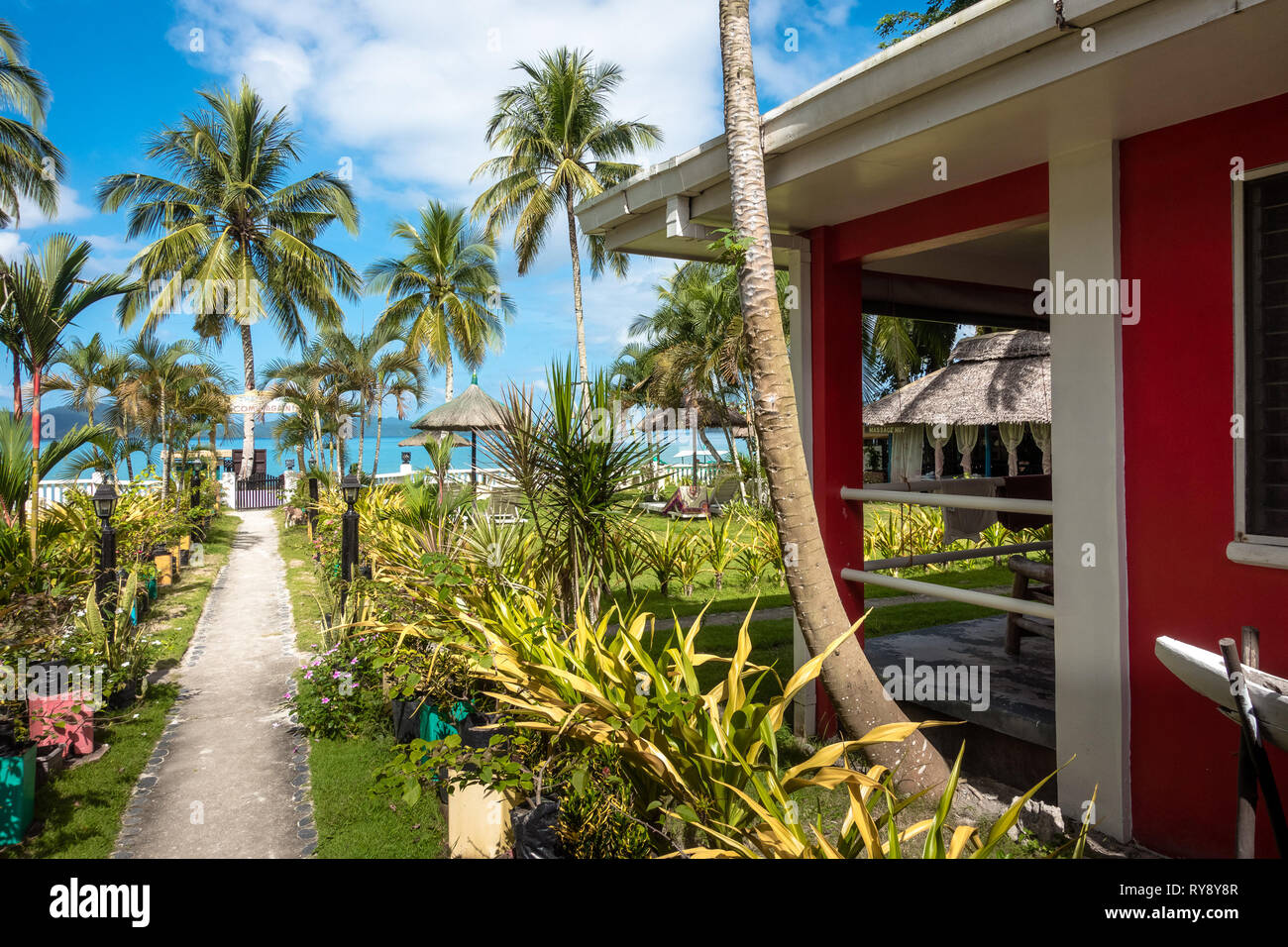 Sommer Wohnungen Beach Cottages und Palmen - Port Barton, Palawan - Philippinen Stockfoto