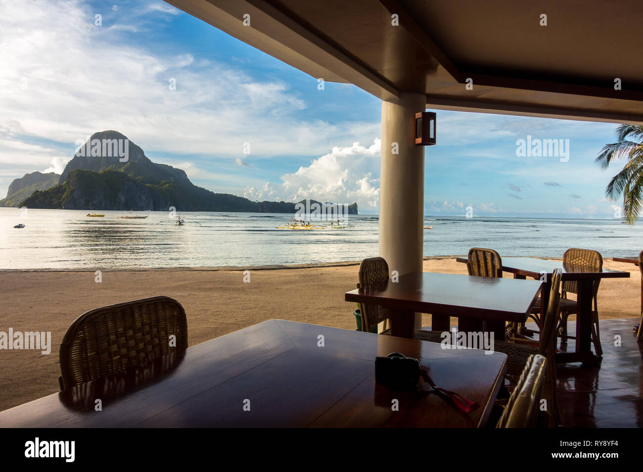 Restaurant Tische und Stühle, mit cadlao Island View - Das Nest Beach Resort, El Nido Palawan - Philippinen Stockfoto