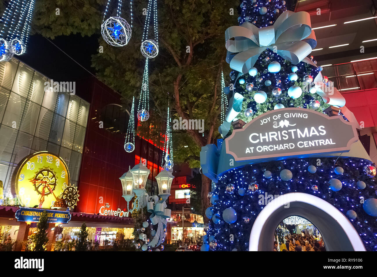 Orchard Road Weihnachtsbaum und Urlaub Dekorationen bei Nacht - Singapur Stockfoto