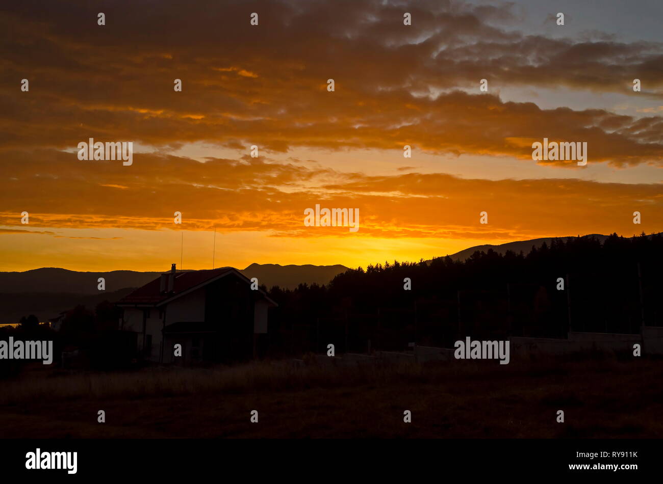 Mountain Holiday Village mit Sonnenaufgang in Schönheit gelbes Licht um dam Batak, Tsigov Chark Resort, Rhodopen, Bulgarien Stockfoto