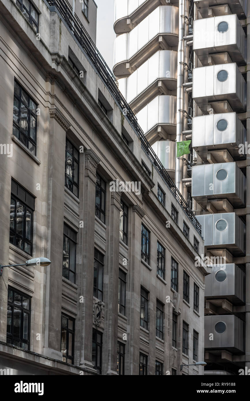 Der Kontrast zwischen der Art Deco 4 Fenchurch Avenue Gebäude und die futuristische Stahl Lloyds Building. Stockfoto