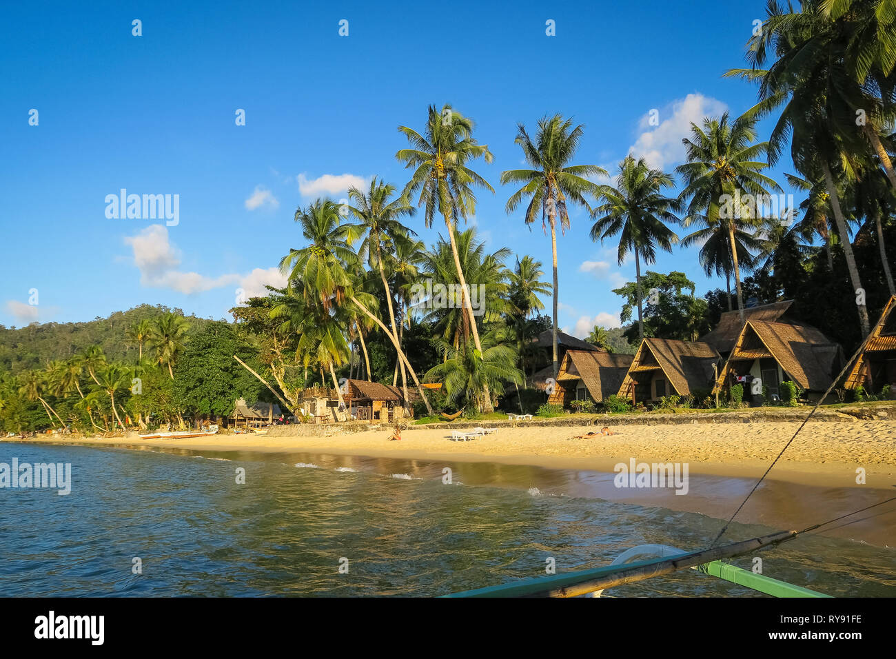 Exotische Cabanas am Strand und Palmen auf Port Barton, Palawan - Philippinen Stockfoto