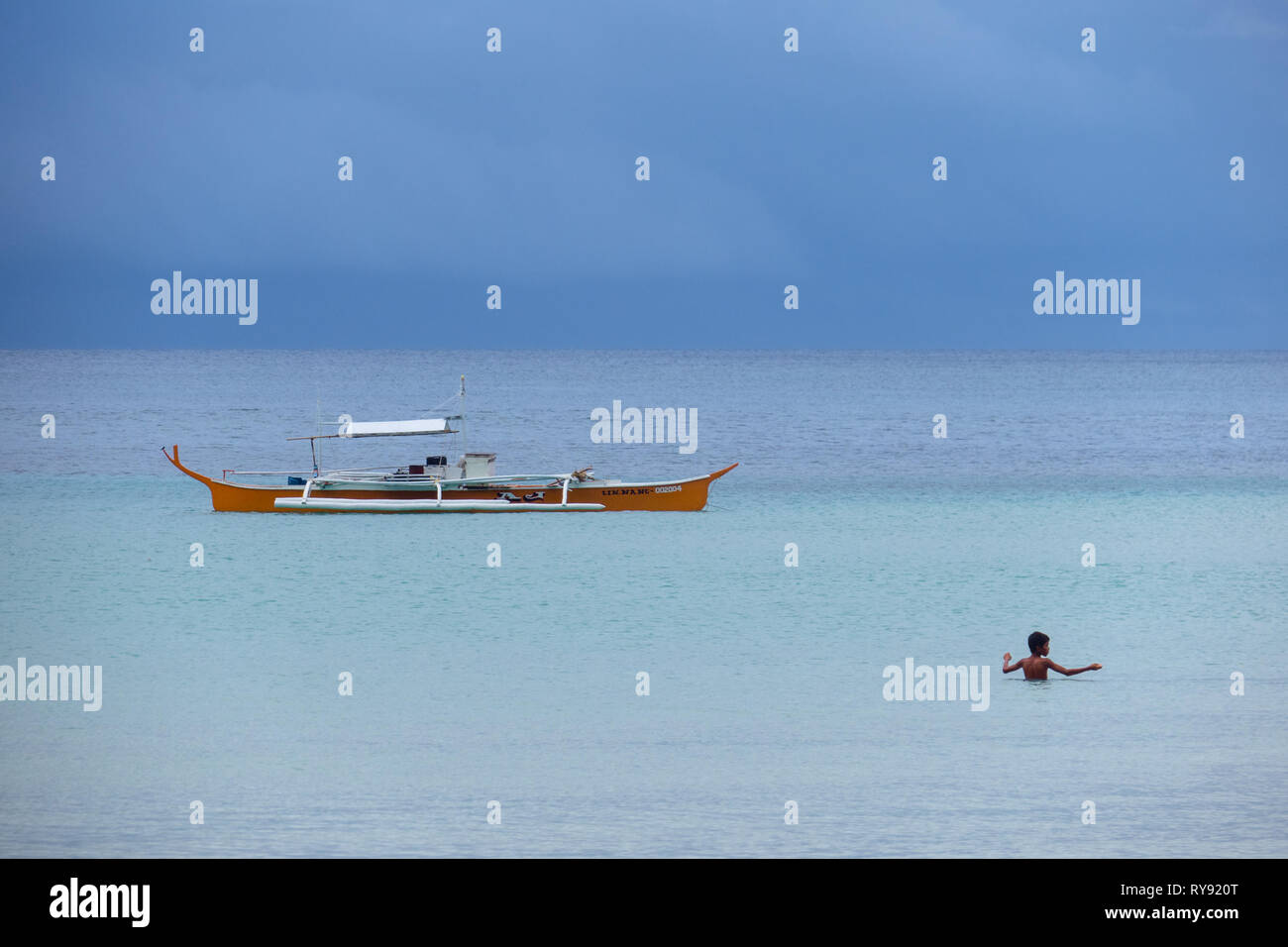 Filipino Junge Swimmingpool im tropischen Meer in der Nähe von Tour Boot - Diapila Strand, Palawan - Philippinen Stockfoto