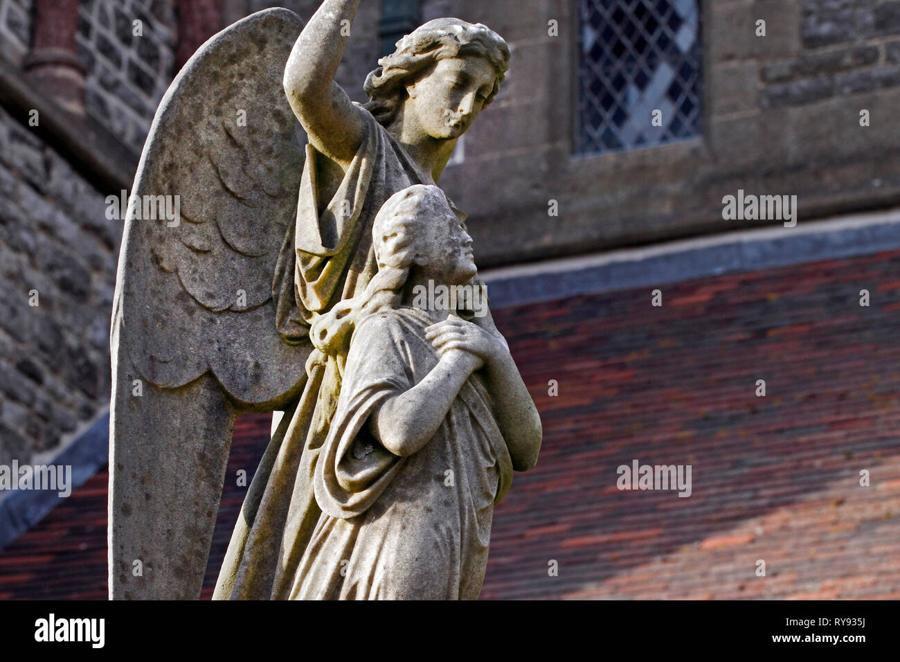 Engel Statue Schutz über eine Frau im Jenseits. Grab Denkmal, Stockfoto