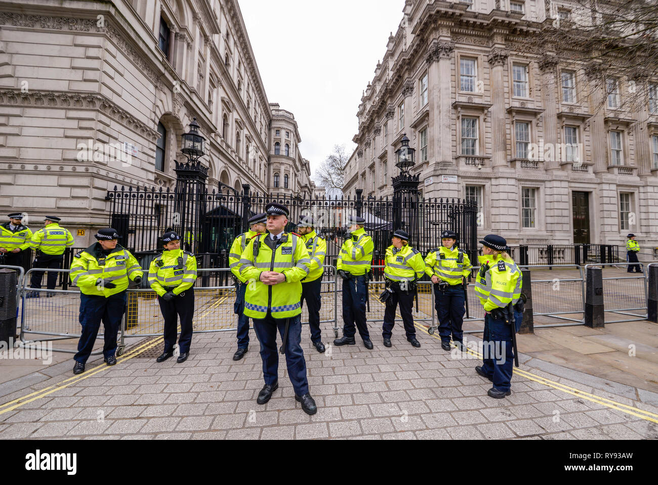 Polizei cordon außerhalb der Downing Street in der Vorbereitung für eine Demonstration, die von protest Gruppe Aussterben Rebellion. London, Großbritannien Stockfoto