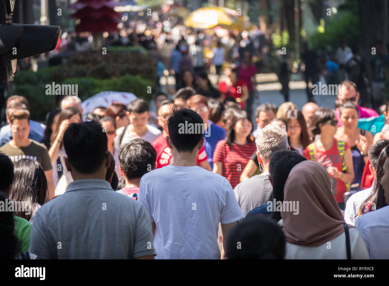 Viele Menschen warten an Zebrastreifen an der Orchard Road, Singapur Stockfoto