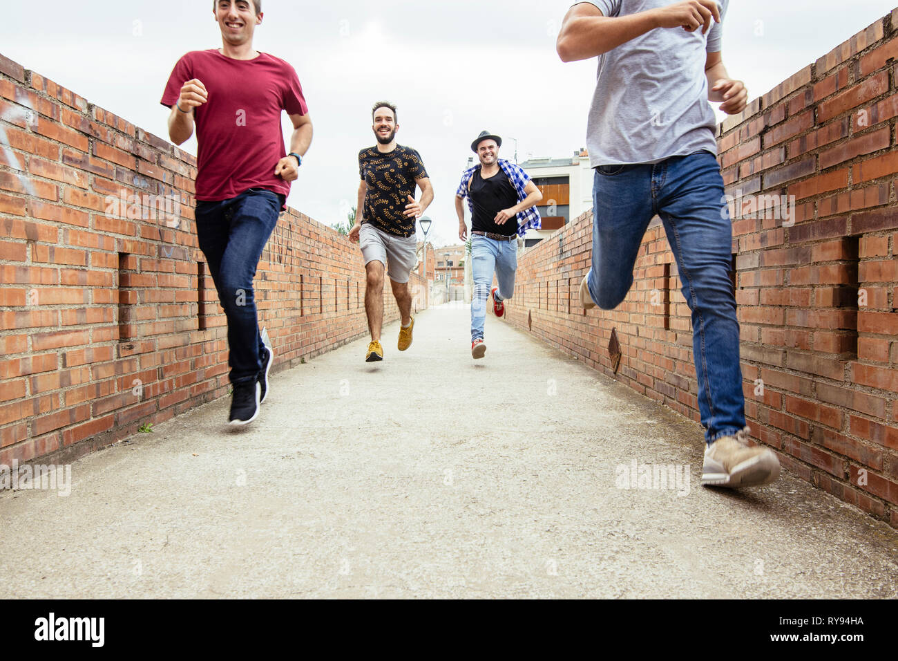 Gerne männliche Freunde auf Wanderweg inmitten der Mauern gegen den Himmel Stockfoto