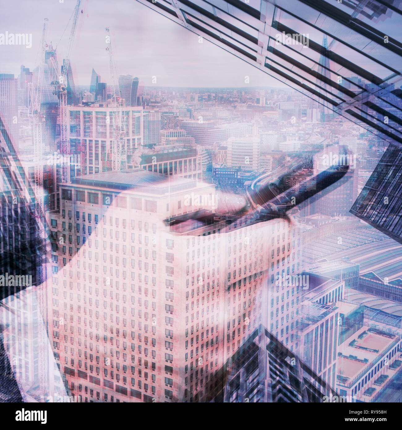 Eine mehrfachbelichtung von dem Finanzdistrikt und einem mit einem Smartphone Geschäftsmann, der Darstellung der Idee der modernen Online-banking-Konzept oder der Moder Stockfoto