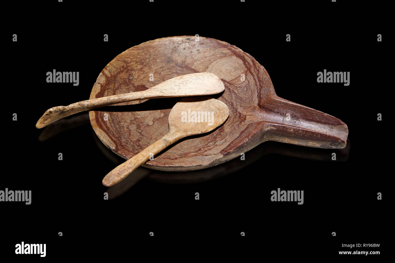 Jungsteinzeit Steinplatte mit langen Auswurfkrümmer und Knochen Löffel. 6000 v. Chr.. Catalhoyuk Sammlungen. Museum für Anatolische Zivilisationen in Ankara Stockfoto