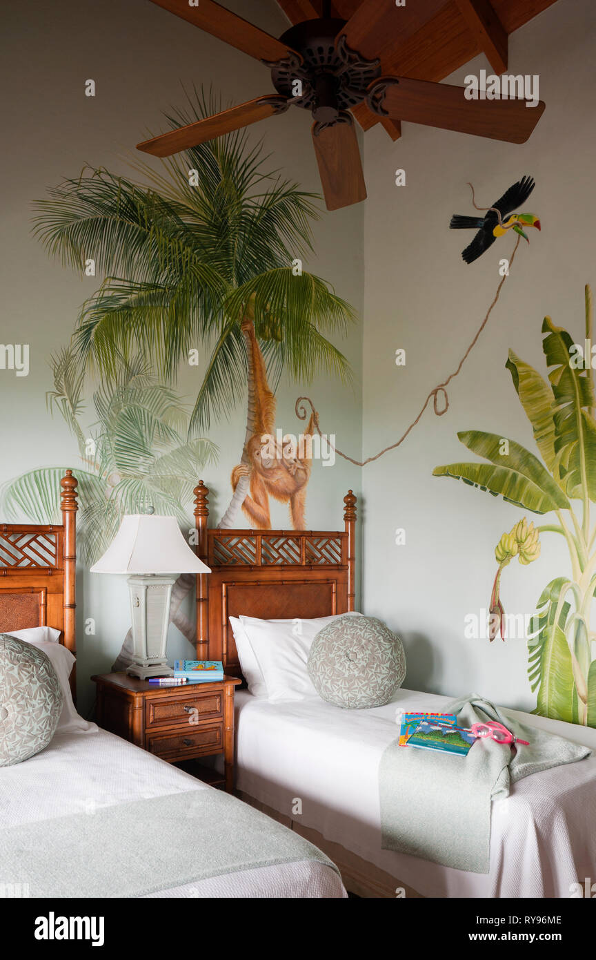 Single Betten in tropischen Schlafzimmer im Tamarind, Antigua' Stockfoto