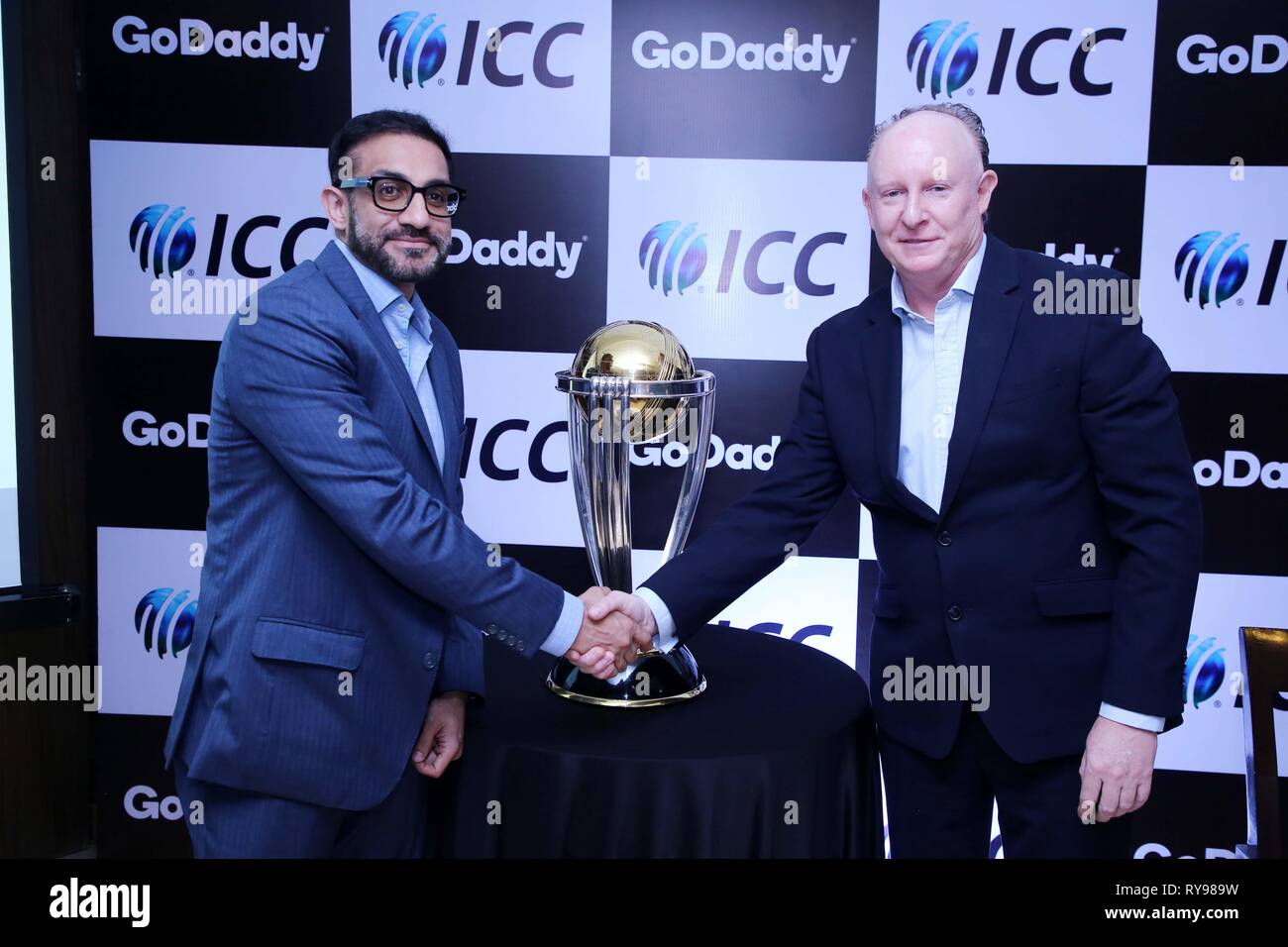 Nikhil Arora, Managing Director und Vice President, GoDaddy Indien (L) Campbell Jamieson, General Manager, Kommerzielle an der International Cricket Council während der Ansage Partnerschaft mit ICC als offizieller Sponsor des Cricket World bis 2019. (Foto von Jyoti Kapoor/Pacific Press) Stockfoto