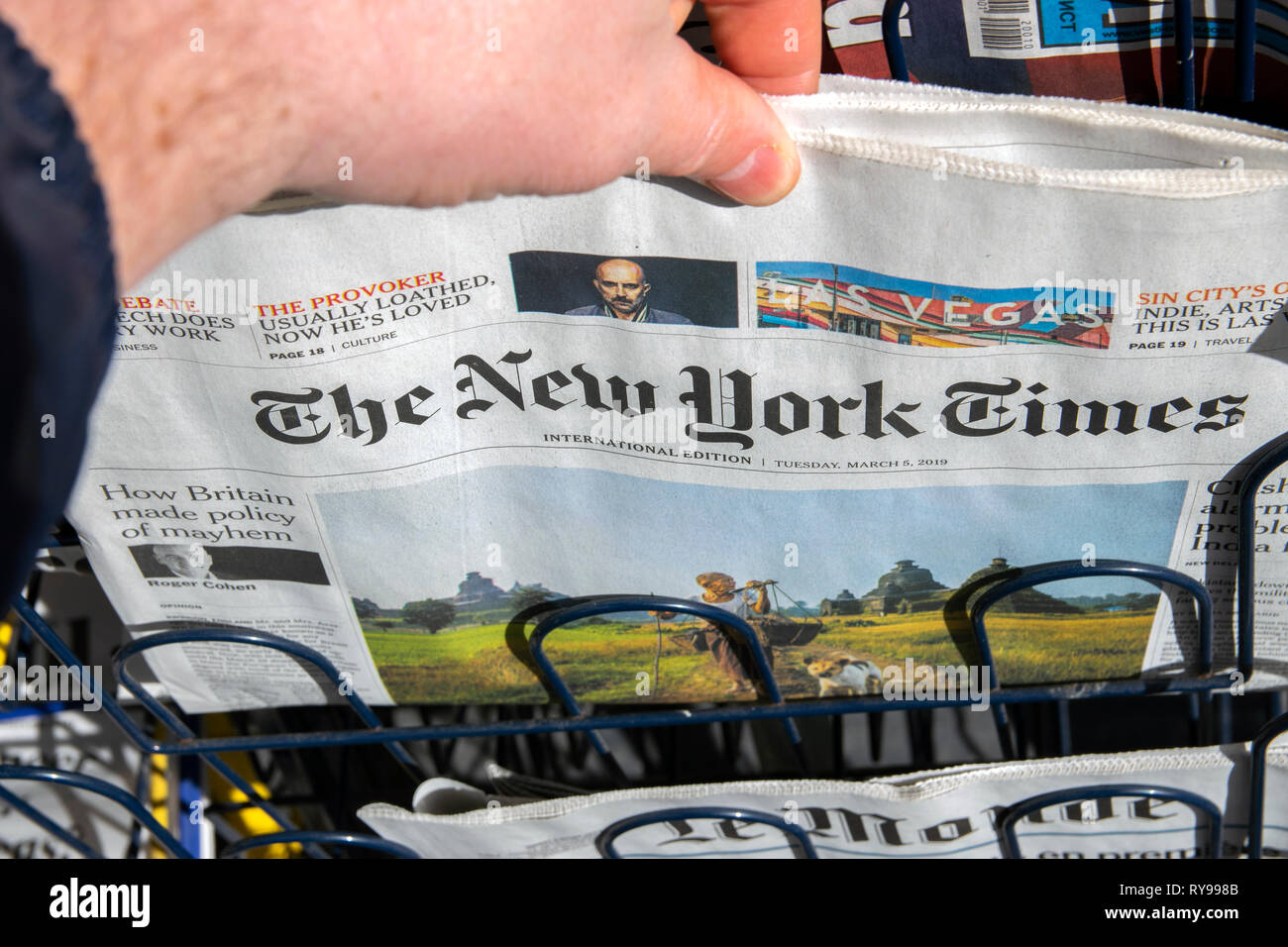 Der Kauf der New York Times Zeitung in Amsterdam Die Niederlande 2019 Stockfoto