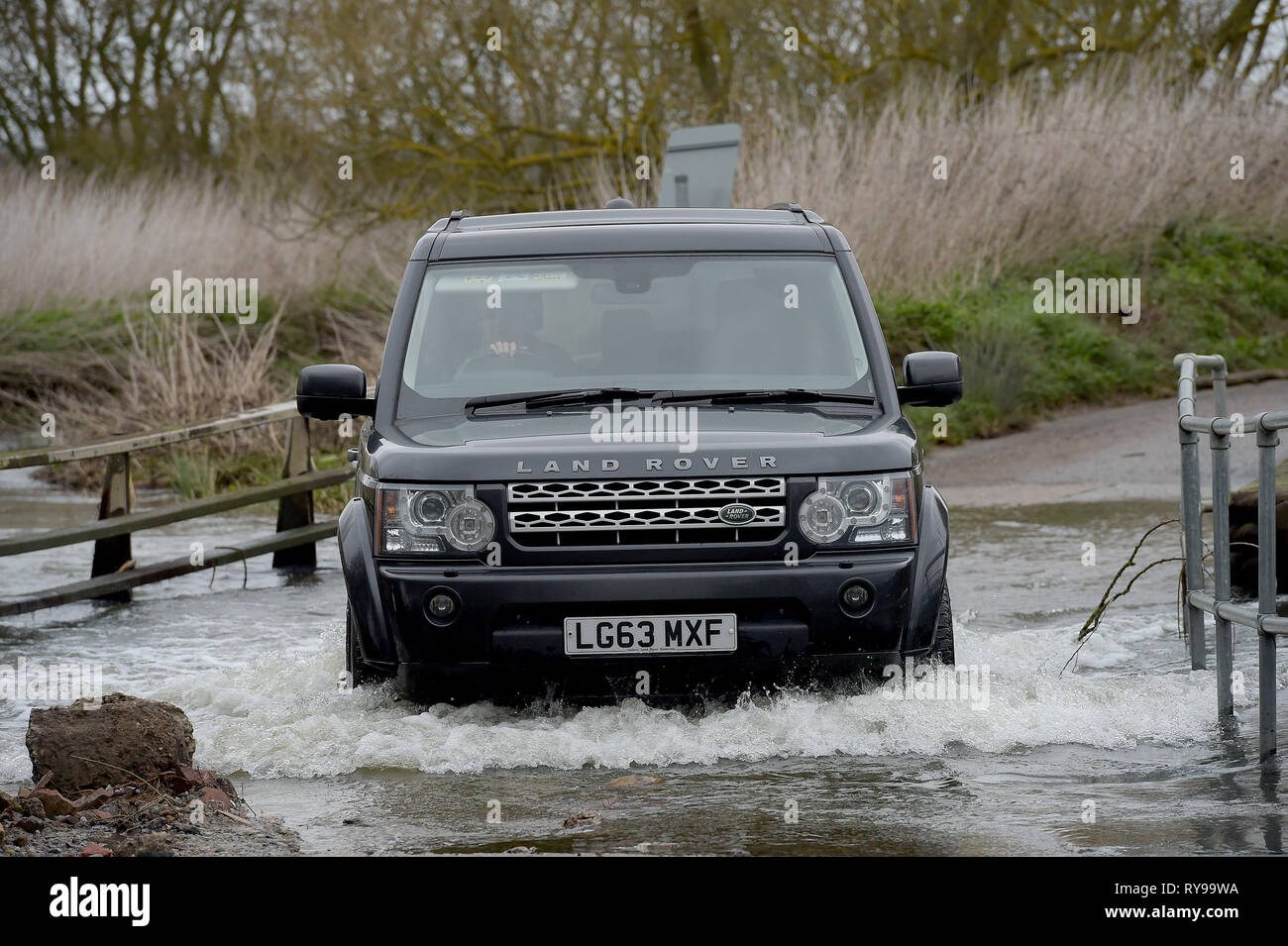 Als Sturm Gareth zerschlägt Großbritannien mit starken Regen und starkem Wind den Fluss Wid in Billericay Essex burst es Banken, wodurch schwierige Fahrbedingungen Stockfoto