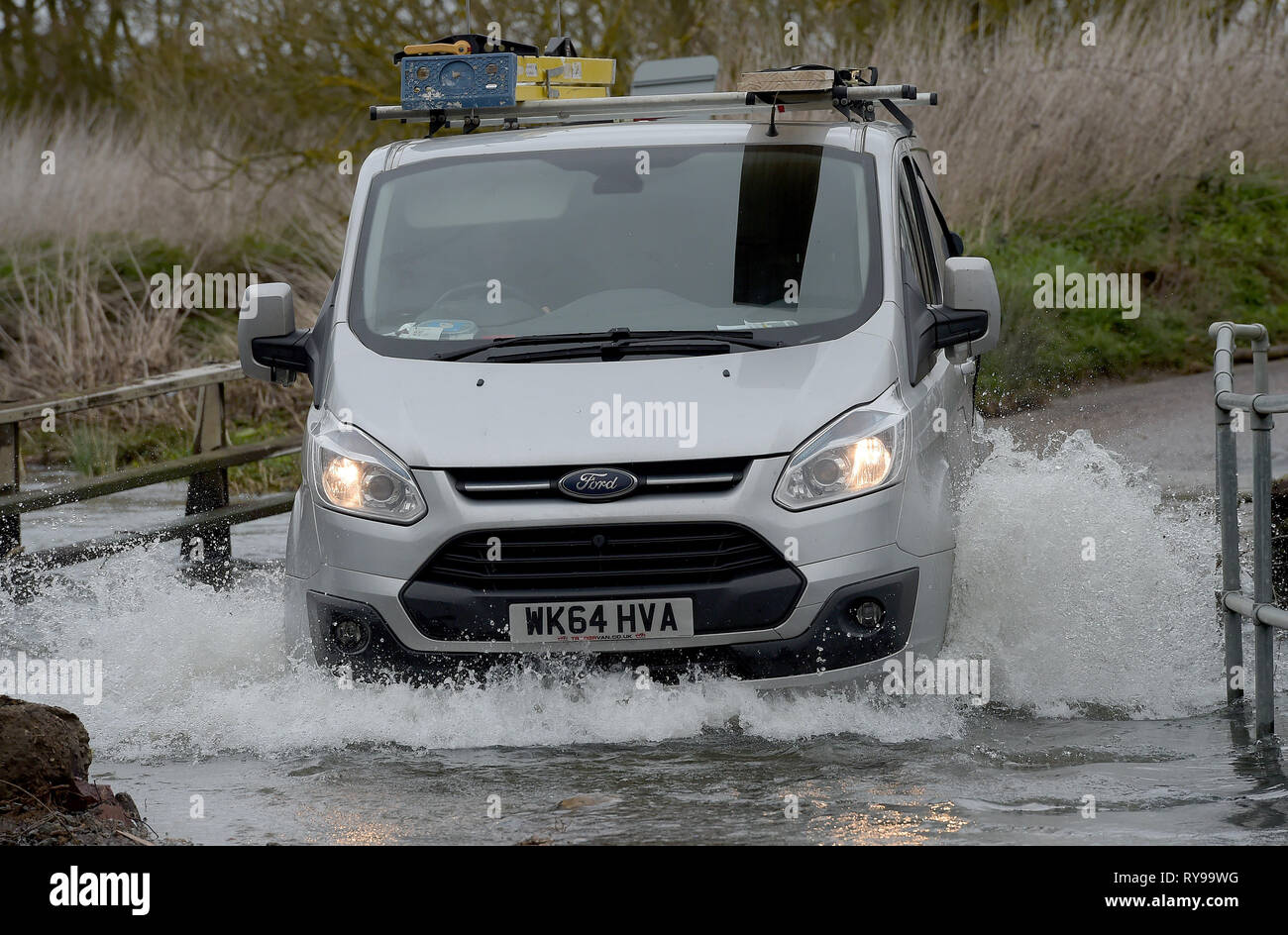 Als Sturm Gareth zerschlägt Großbritannien mit starken Regen und starkem Wind den Fluss Wid in Billericay Essex burst es Banken, wodurch schwierige Fahrbedingungen Stockfoto