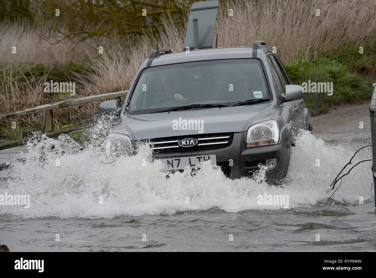 Als Sturm Gareth zerschlägt Großbritannien mit starken Regen und starkem Wind den Fluss Wid in Billericay Essex burst es Banken, wodurch schwierige Fahrbedingungen Stockfoto