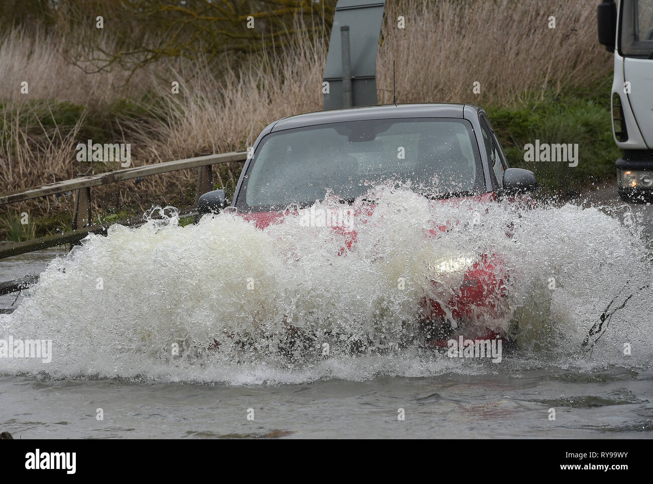 Als Sturm Gareth zerschlägt Großbritannien mit starken Regen und starkem Wind den Fluss Wid in Billericay Essex burst es Banken, wodurch schwierige Fahrbedingungen Stockfoto