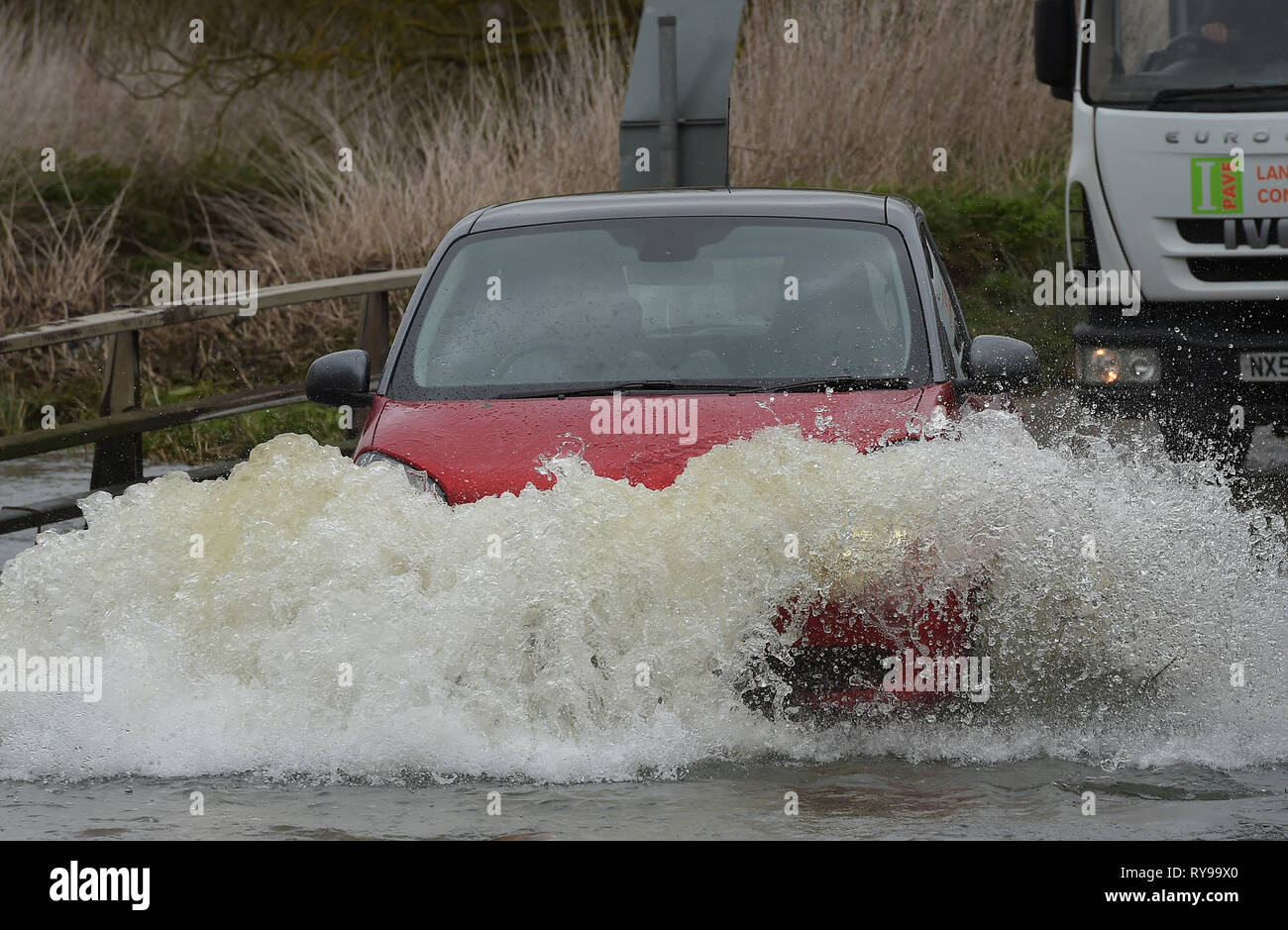 Als Sturm Gareth zerschlägt Großbritannien mit starken Regen und starkem Wind den Fluss Wid in Billericay Essex burst es Banken, wodurch schwierige Fahrbedingungen Stockfoto