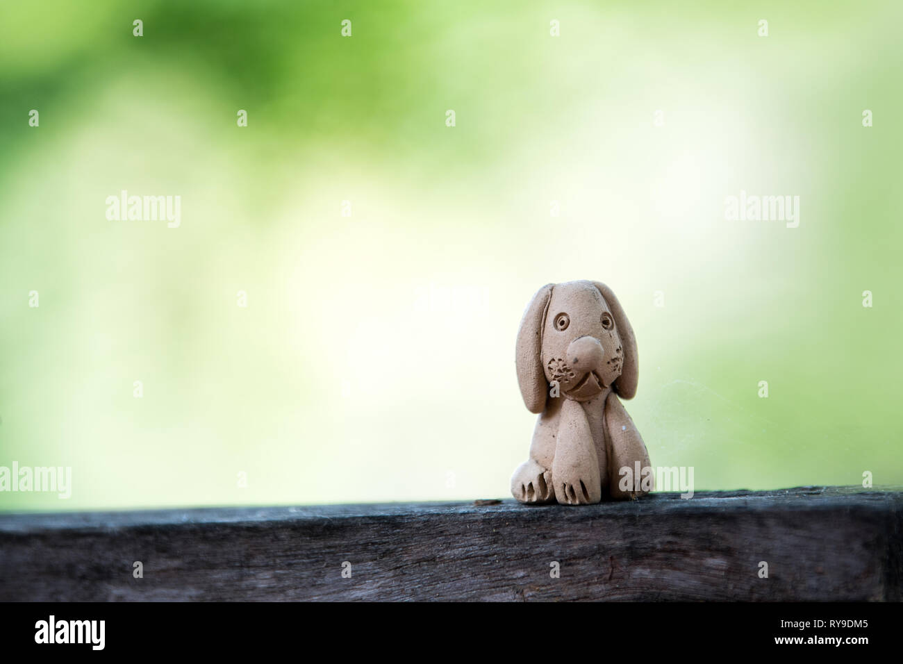 Ton Puppe Hund, aus Lehm und durch Hitze geformt, auf Holz. Stockfoto