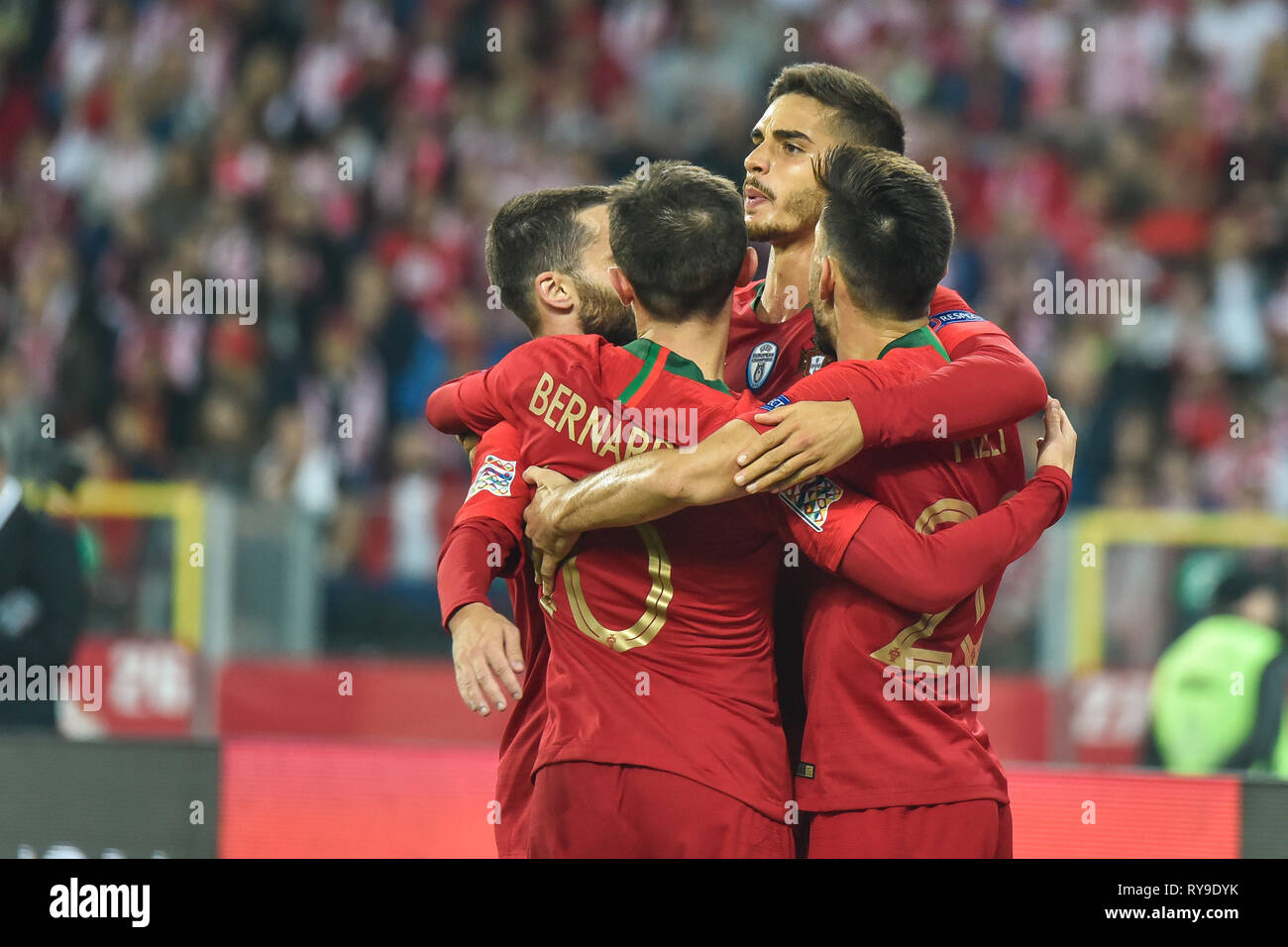 CHORZOW, Polen - 11. OKTOBER 2018: Fußball-Nationen League Division A Gruppe 3 match Polen vs Portugal 2:3. Andre Silva (R) und Spieler von Portugal Stockfoto