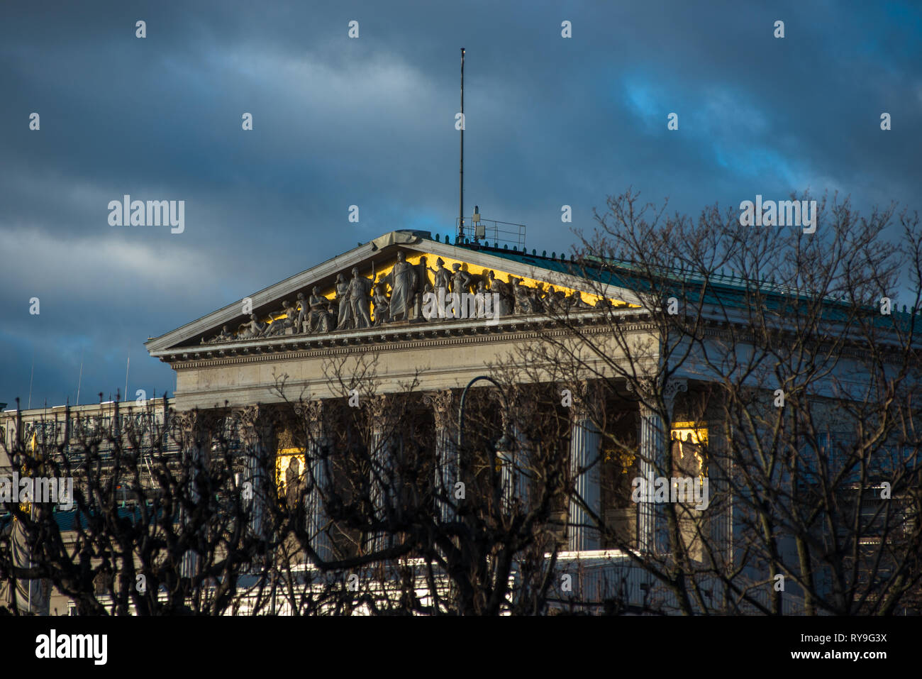Wien Parlament Gebäude in dramatischen Licht. Österreich. Stockfoto