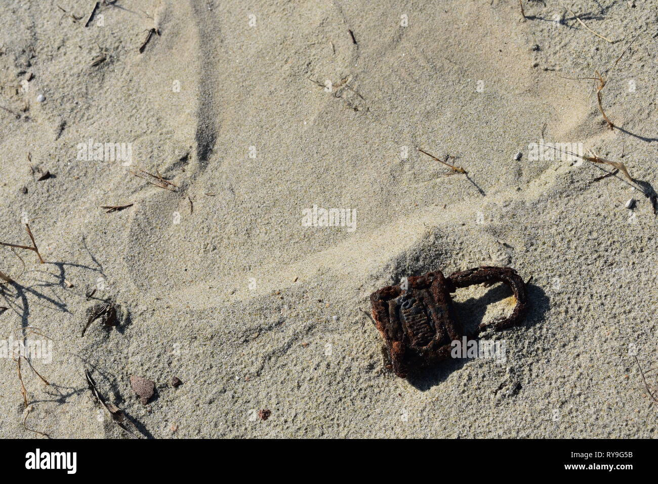 Versteckter Schatz auf dem Sand. Stockfoto