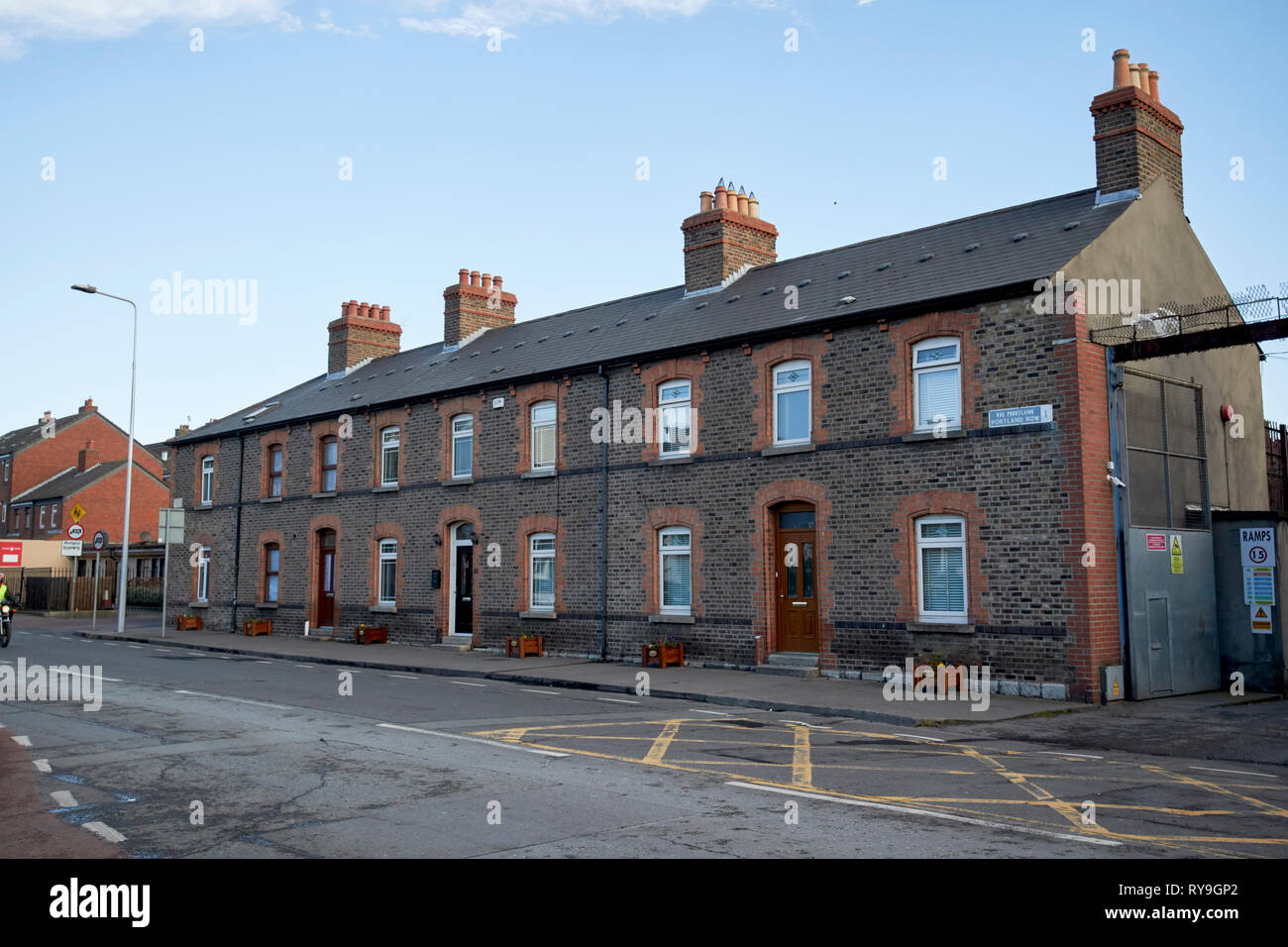Drei bay zweistöckigen Häusern ab 1880 auf Portland Zeile Dublin Irland Europa Stockfoto