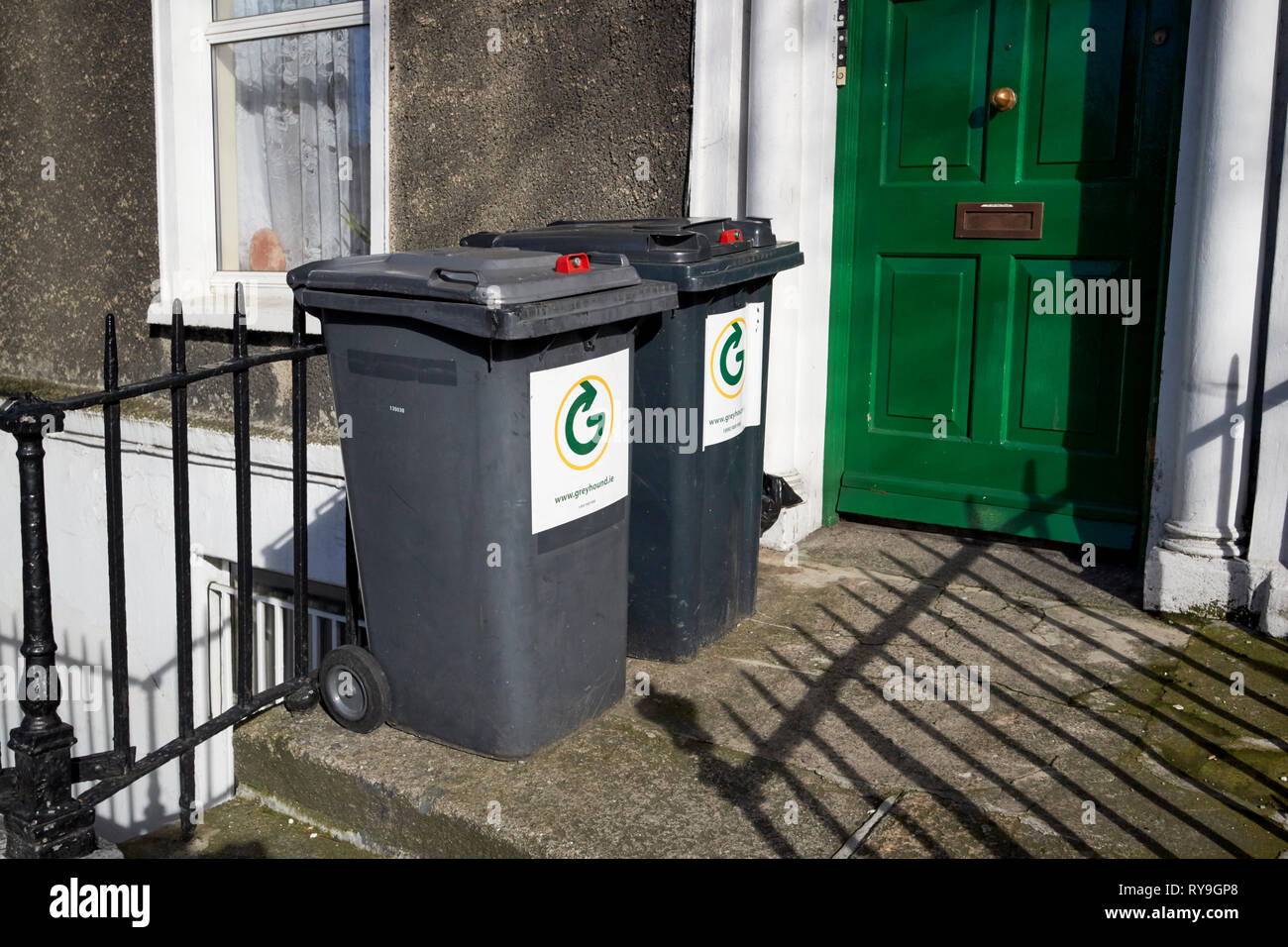 Abschließbare private Unternehmen wheelie Bins außerhalb eines Georgianischen Haus in Wohnungen Dublin Irland Europa. Stockfoto