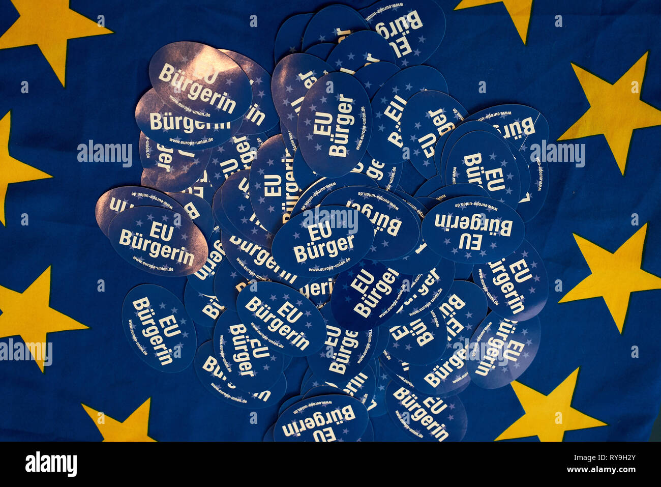 Eu-logo Aufkleber auf der Flagge mit den Sternen Stockfoto