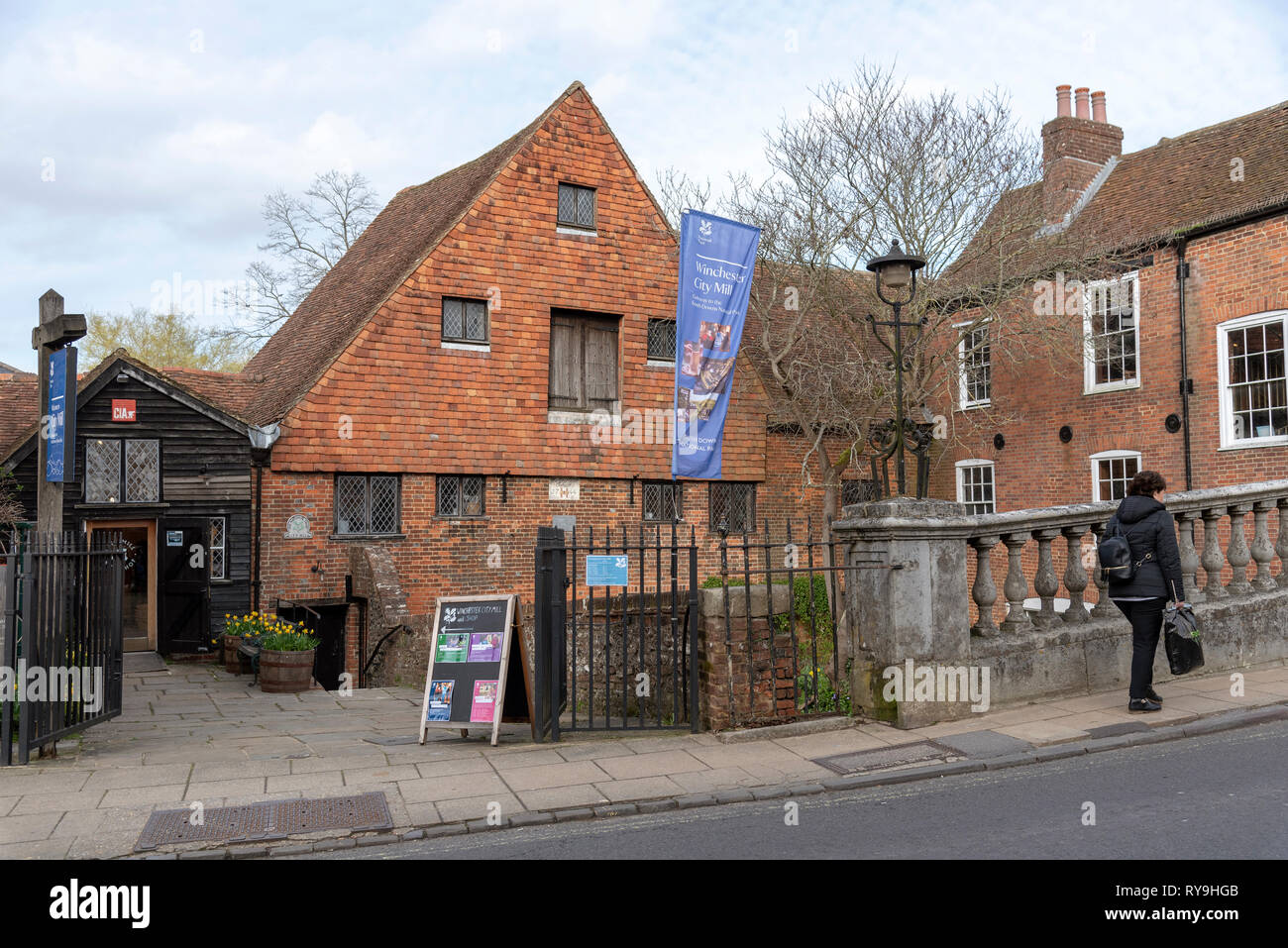 Winchester, Hampshire, England, UK. März 2019. Winchester City Mühle einer restaurierten Wassermühle auf dem Fluss Itchen im Zentrum der Stadt. Stockfoto