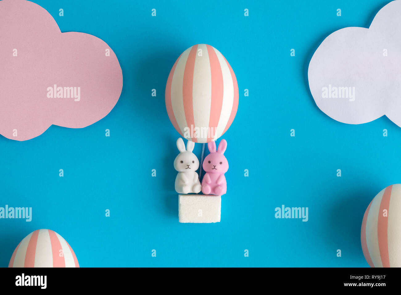 Kaninchen in Osterei Heißluftballon minimal Kreativurlaub Konzept. Stockfoto
