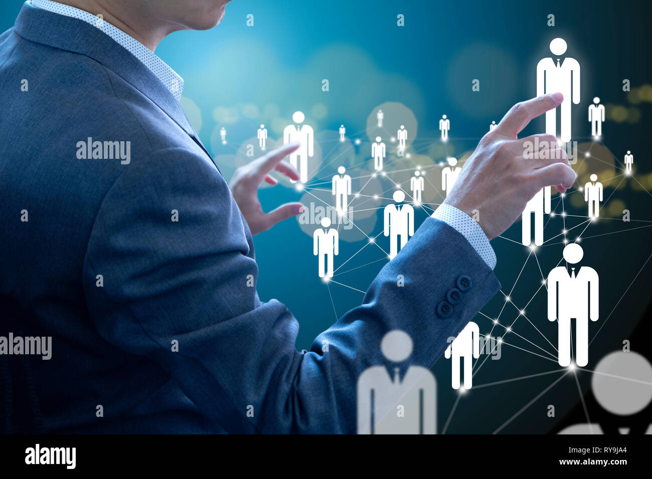 Business Administrator in Aktion von Manpower oder Human Resource Planning oder Business Organisation auf einem virtuellen Dashboard. Stockfoto