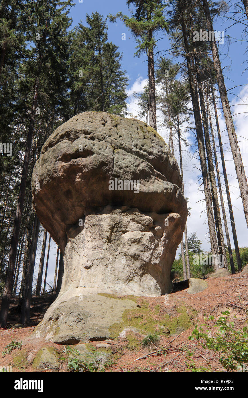 Felsen von Gnome auch Felsbrocken der Elfen Original in polnischer Sprache Głazy Krasnoludków - Natur bewahren Der bizarren Felsformationen im Polen Stockfoto