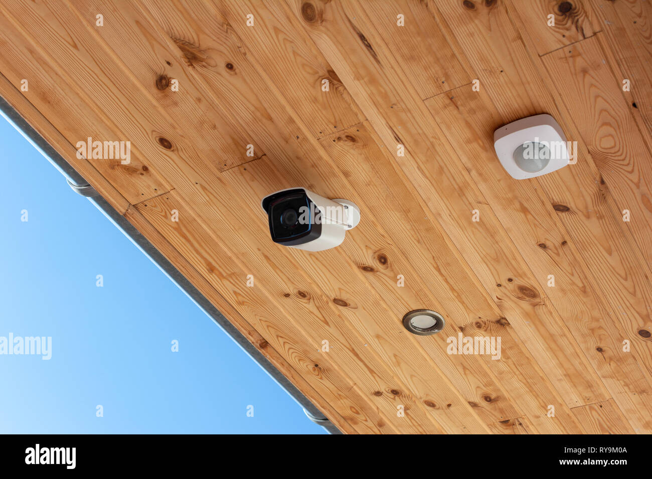 Moderne Außen-CCTV-Kamera an der Decke. Konzept der Überwachung und Kontrolle. Überwachungskamera Diebstahlsicherung Konzept. Stockfoto