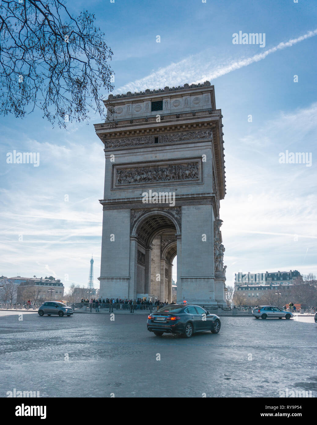 Tagsüber Szene des Arc de Triomphe in Paris, Frankreich. Vertikale Foto. Weiches diffuses Licht Stockfoto