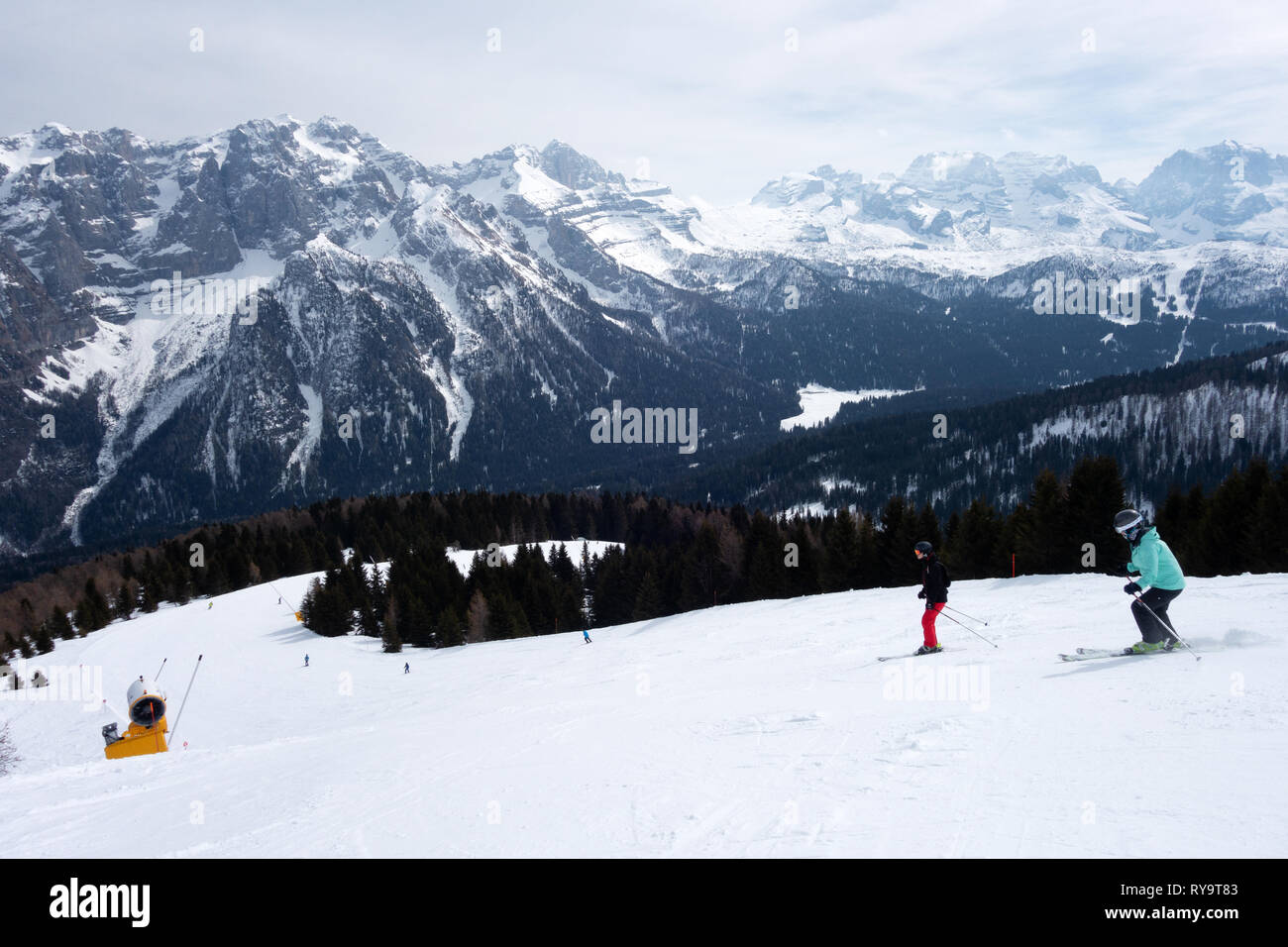 Italien Ski- Skifahrer Skifahren auf den Pisten von Madonna di Campiglio, Dolomiten, Italien Europa Stockfoto