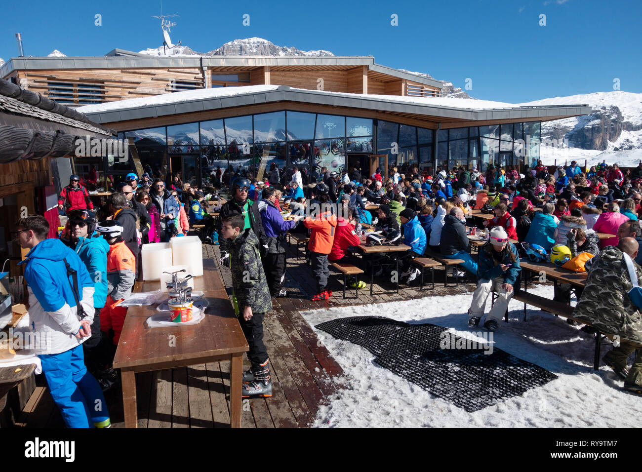 Ski cafe in Italien - Chalet Fiat Café Bar mit Skifahrer auf einer sonnigen März Tag voll, Madonna di Campiglio, Dolomiten Italien Europa Stockfoto