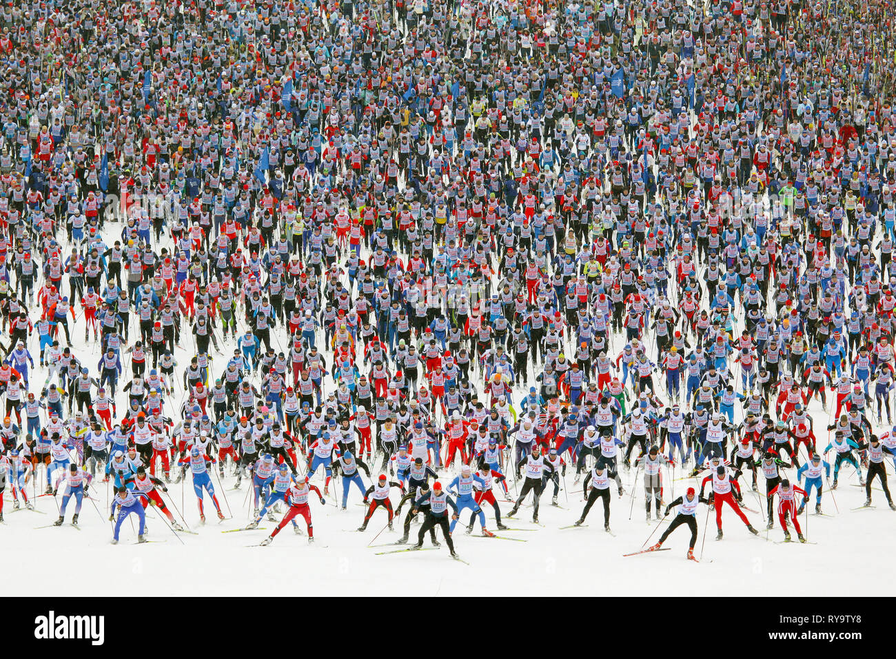 Große Gruppe von Sportlern, die Winter Ski Marathon Stockfoto