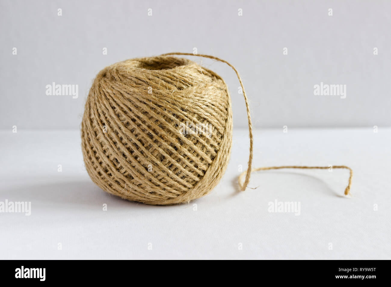 Knäuel Seil auf weißem Hintergrund Stockfoto