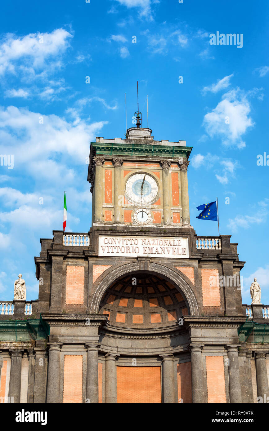 Blick auf die historische Architektur in Piazza Dante in Neapel, Italien Stockfoto