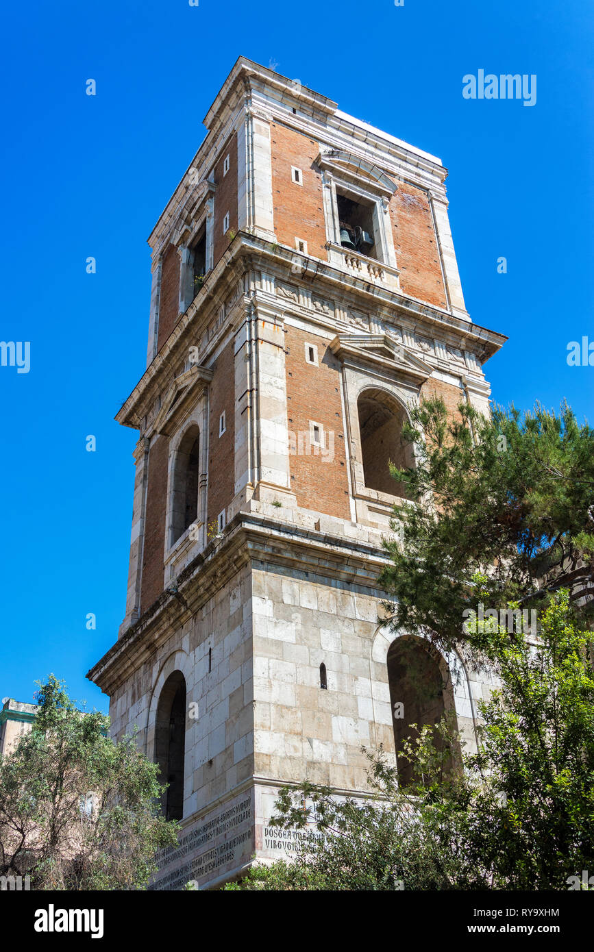 Alte Glockenturm von Santa Marta Kirche in der Altstadt von Neapel, Italien Stockfoto