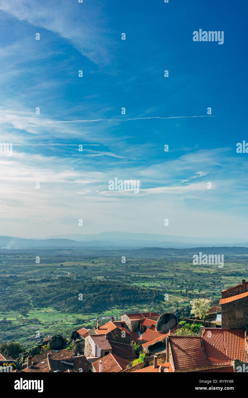 Ein Blick vom Dorf auf dem Hügel von Monsanto. Blick über Terrakotta-Dächer und Felsbrocken auf Berge, Dörfer und Ebenen von Portugal und Spanien Stockfoto