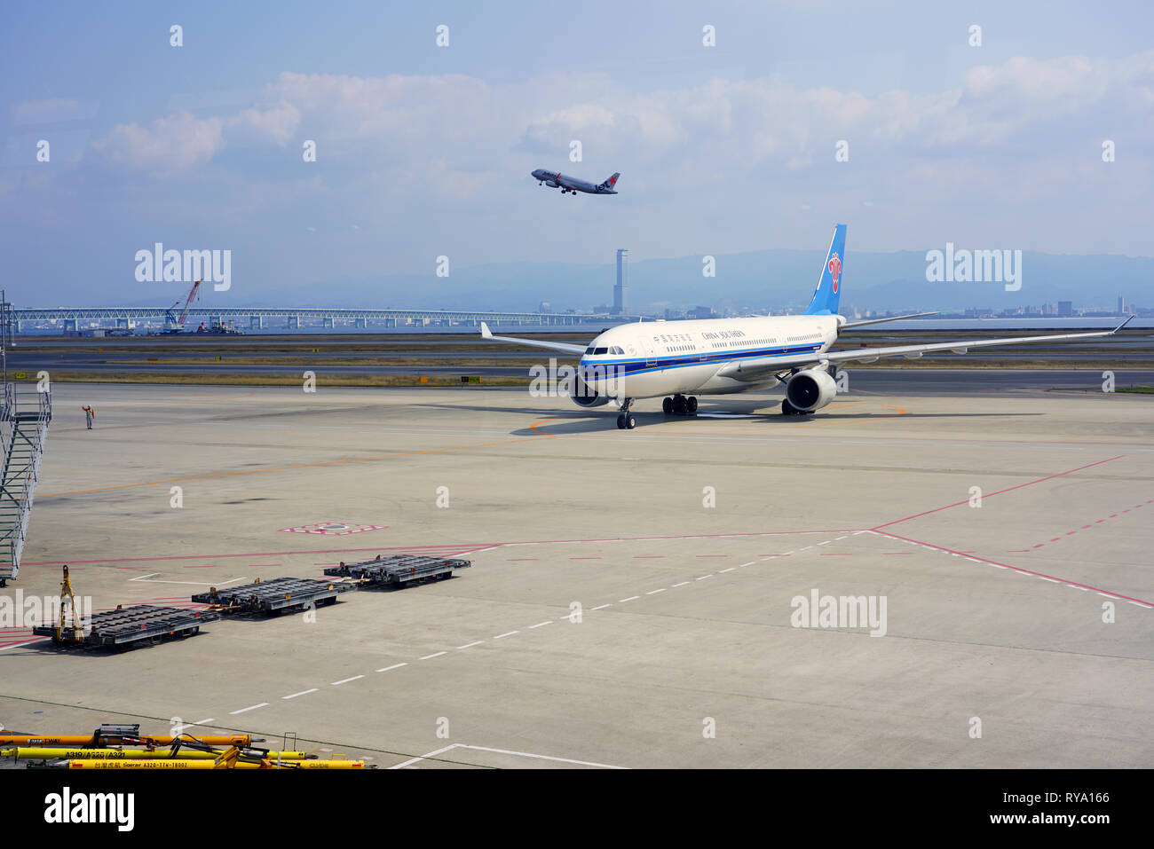 OSAKA, Japan - 1 Mar 2019 - Ansicht eines Airbus A330-200 Flugzeug von China Southern Airlines (CZ) an der Kansai International Airport (KIX) in Osaka, Ja Stockfoto