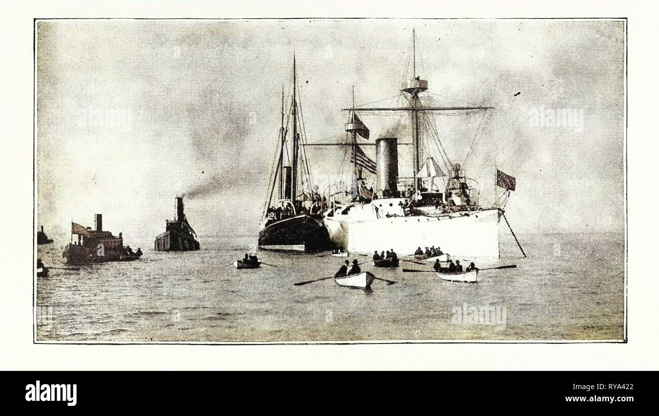 Die US-Cruiser Charleston Empfang an Bord der König von Hawaii Körper in San Francisco Hafen für den Transport nach Honolulu Stockfoto