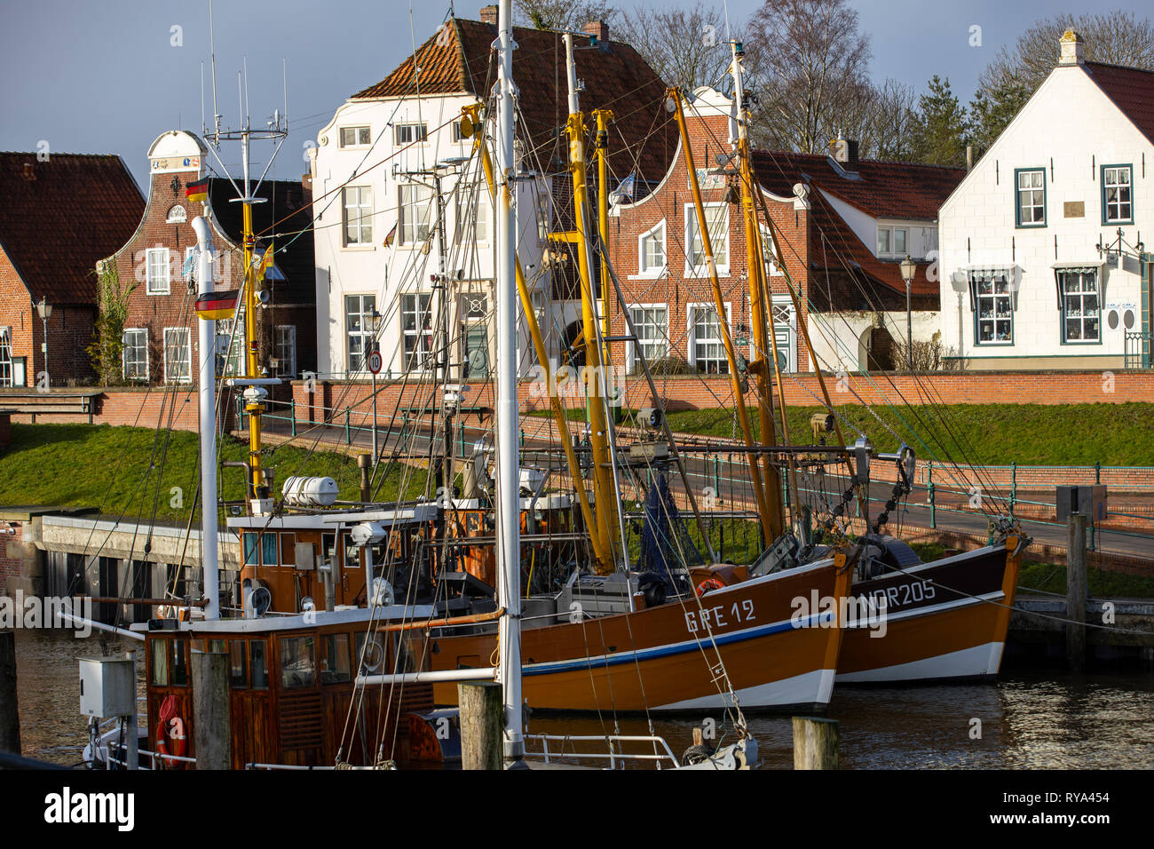 Der Fischerhafen von Greetsiel, Ostfriesland, Niedersachsen, Fischkutter, krabbenkutter im Hafen, Deutschland Stockfoto