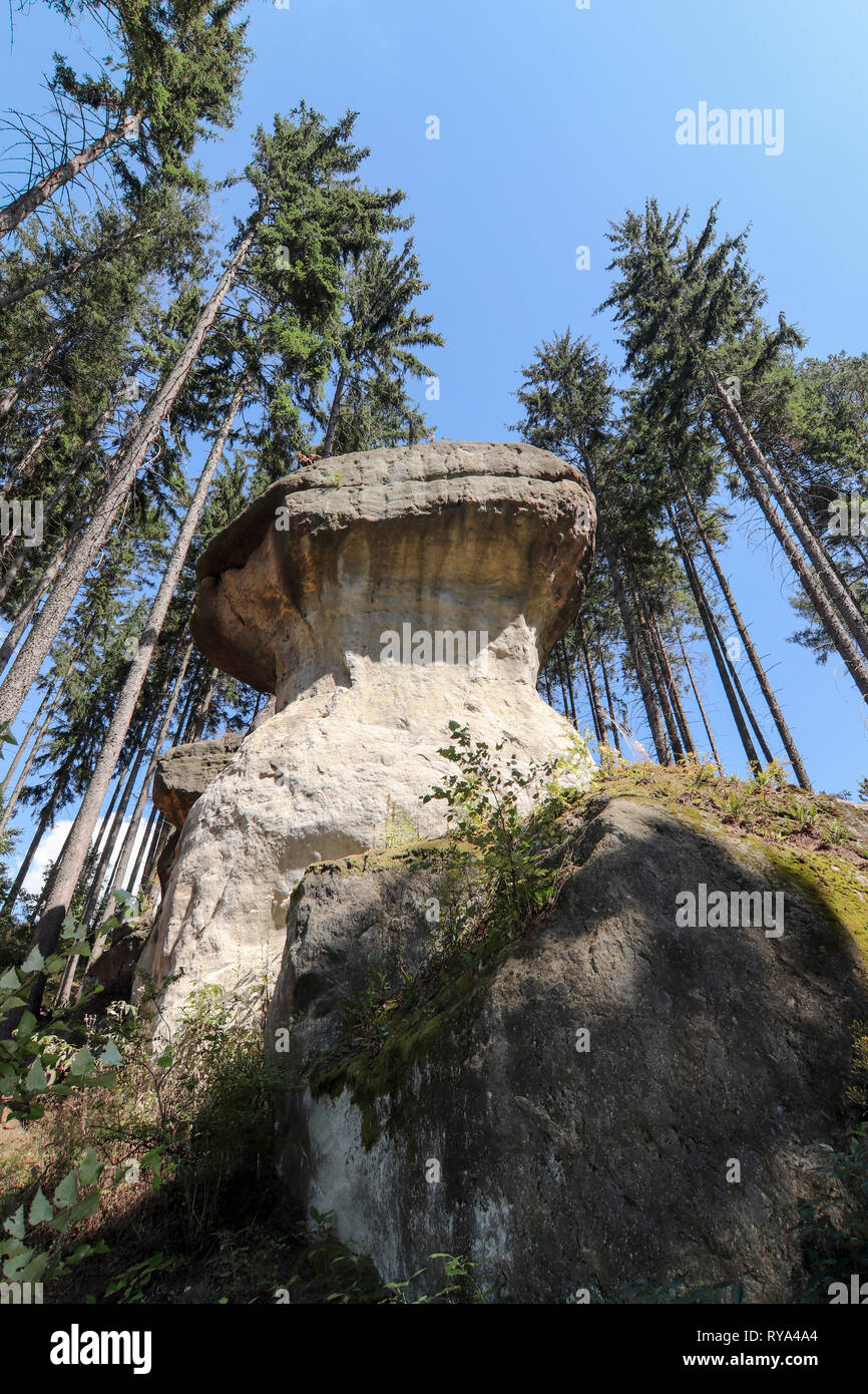 Felsen von Gnome auch Felsbrocken der Elfen Original in polnischer Sprache Głazy Krasnoludków - Natur bewahren Der bizarren Felsformationen im Polen Stockfoto