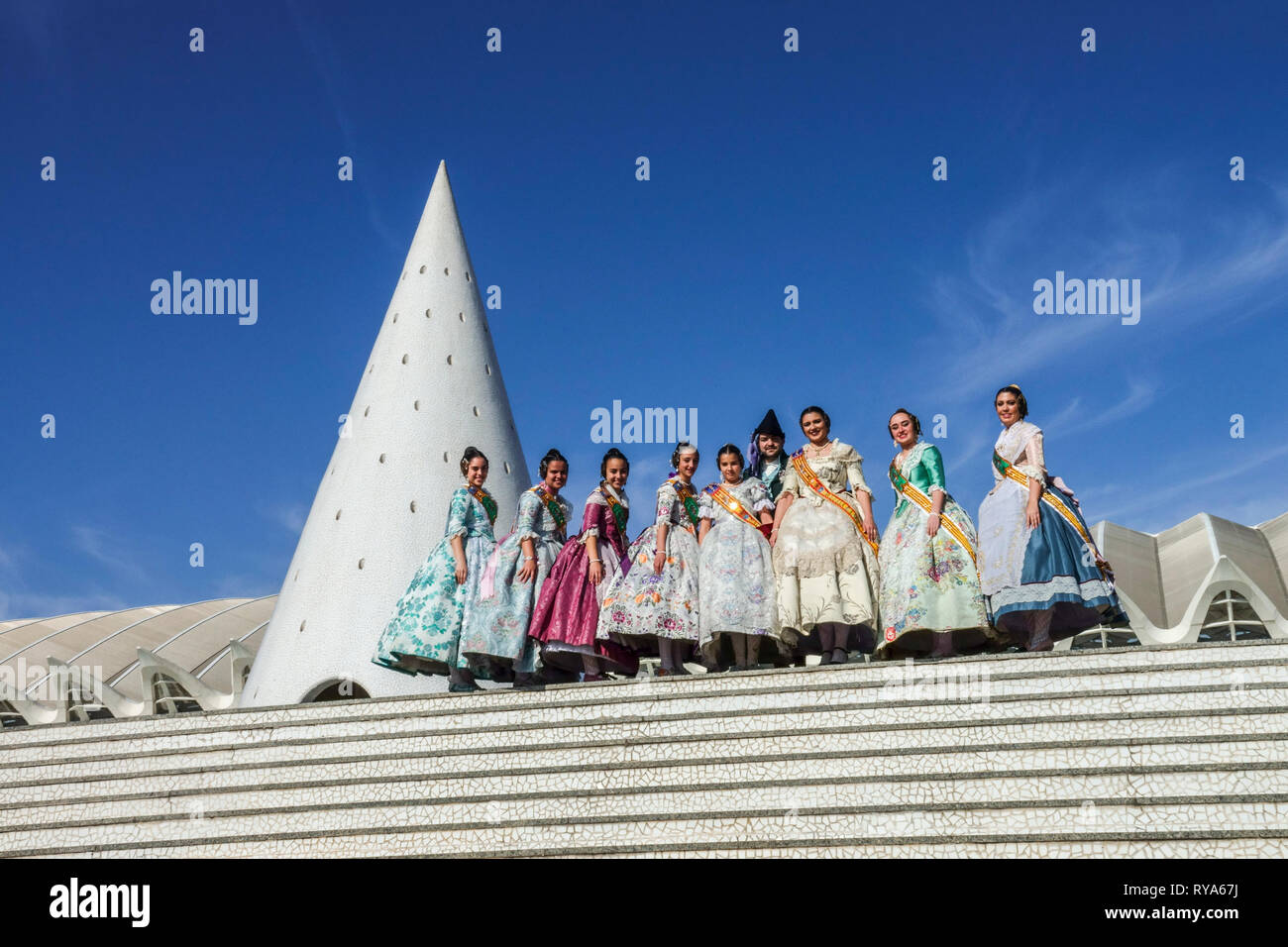 Las Fallas Festival Spanien Frauen und junge Mädchen in traditionellen Kostümen in Valencia Stadt der Künste und Wissenschaften Spanien Europa Spanisch Festival Stockfoto