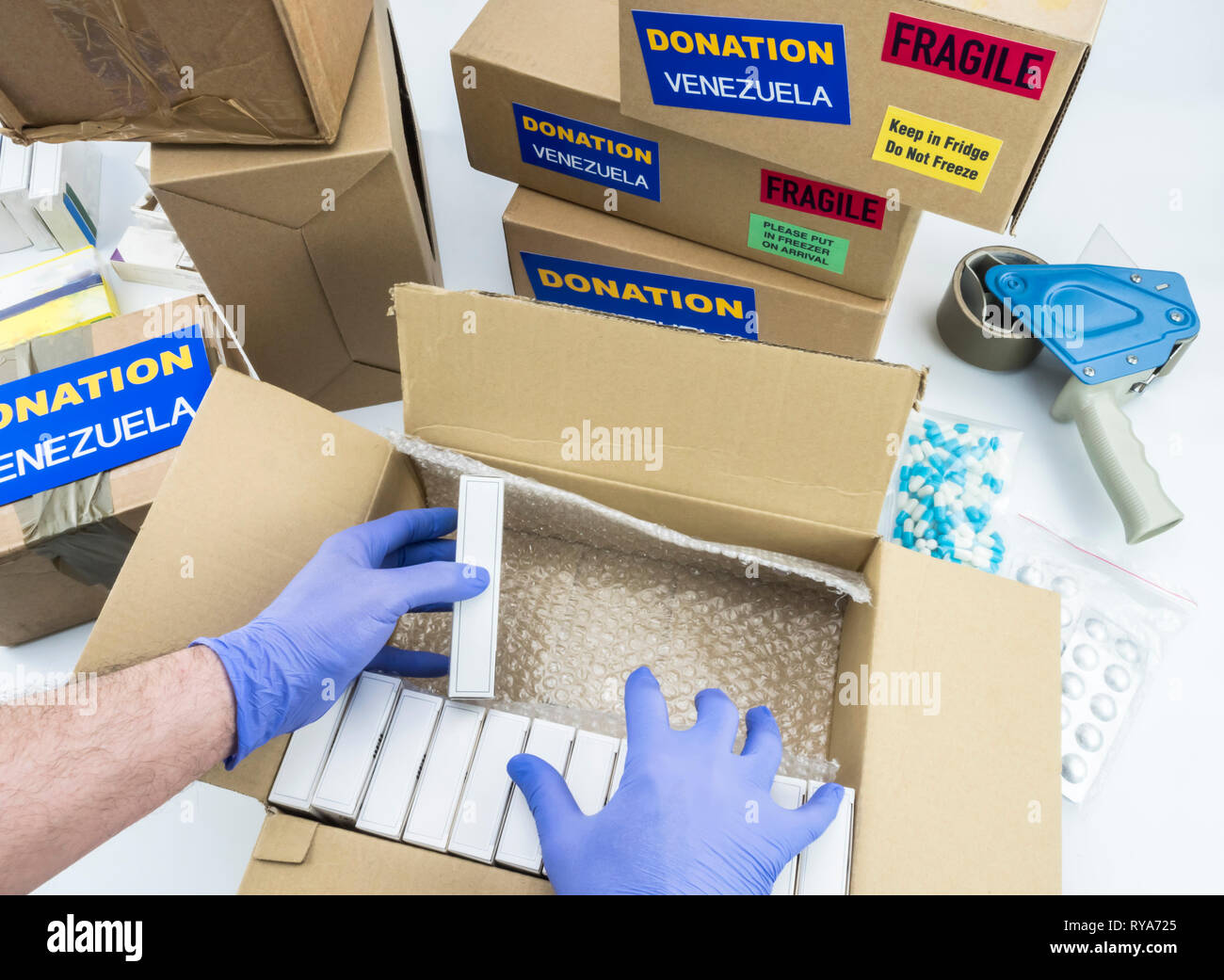 Humanitäre Hilfe, Krankenschwester platzieren Boxen mit Medikation Venezuela, konzeptionelle Bild senden Stockfoto