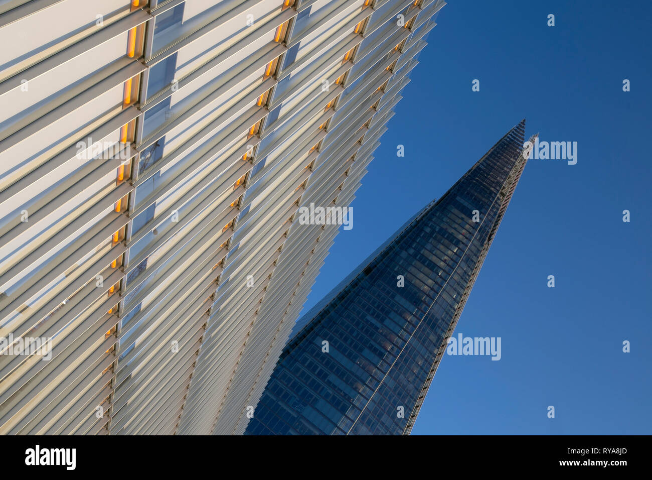 Office Block und Der Shard Gebäude, London, England Stockfoto