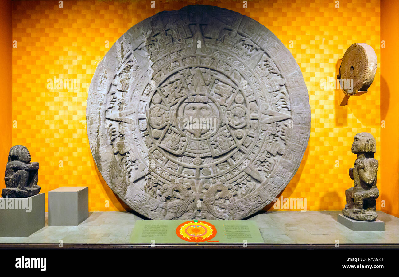Kopie der aztekische Stein der Sonne, der gemeinhin als der Kalender Stein bekannt. Die ursprüngliche, die wiegt 20 Tonnen, ist in Mexiko Stadt Anthropologica Stockfoto